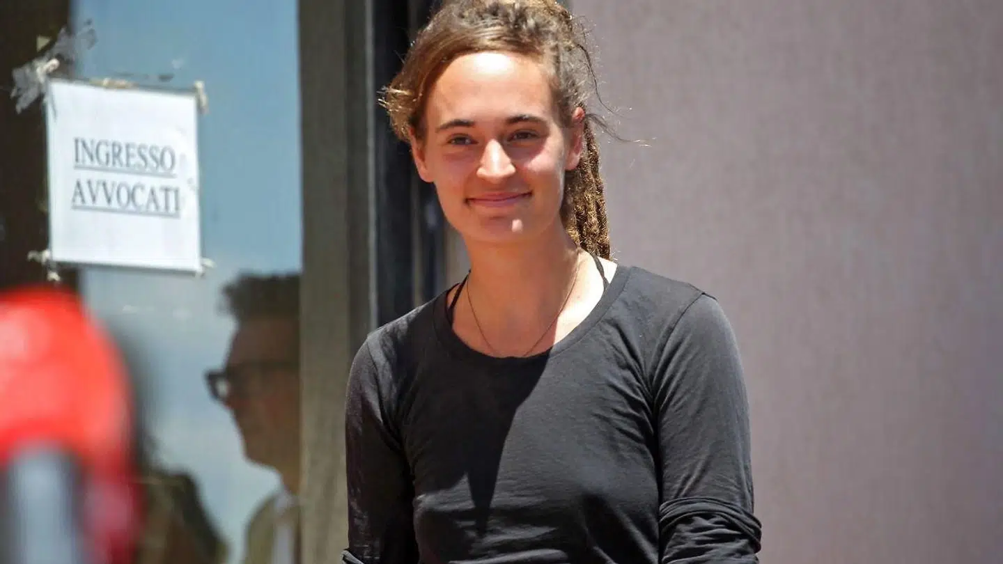 Kaptajnen Carola Rackete forlader et retsmøde, hvor hun i nogles opfatteles er upassende klædt på, fordi man kan se hendes brystvorter igennem blusen.