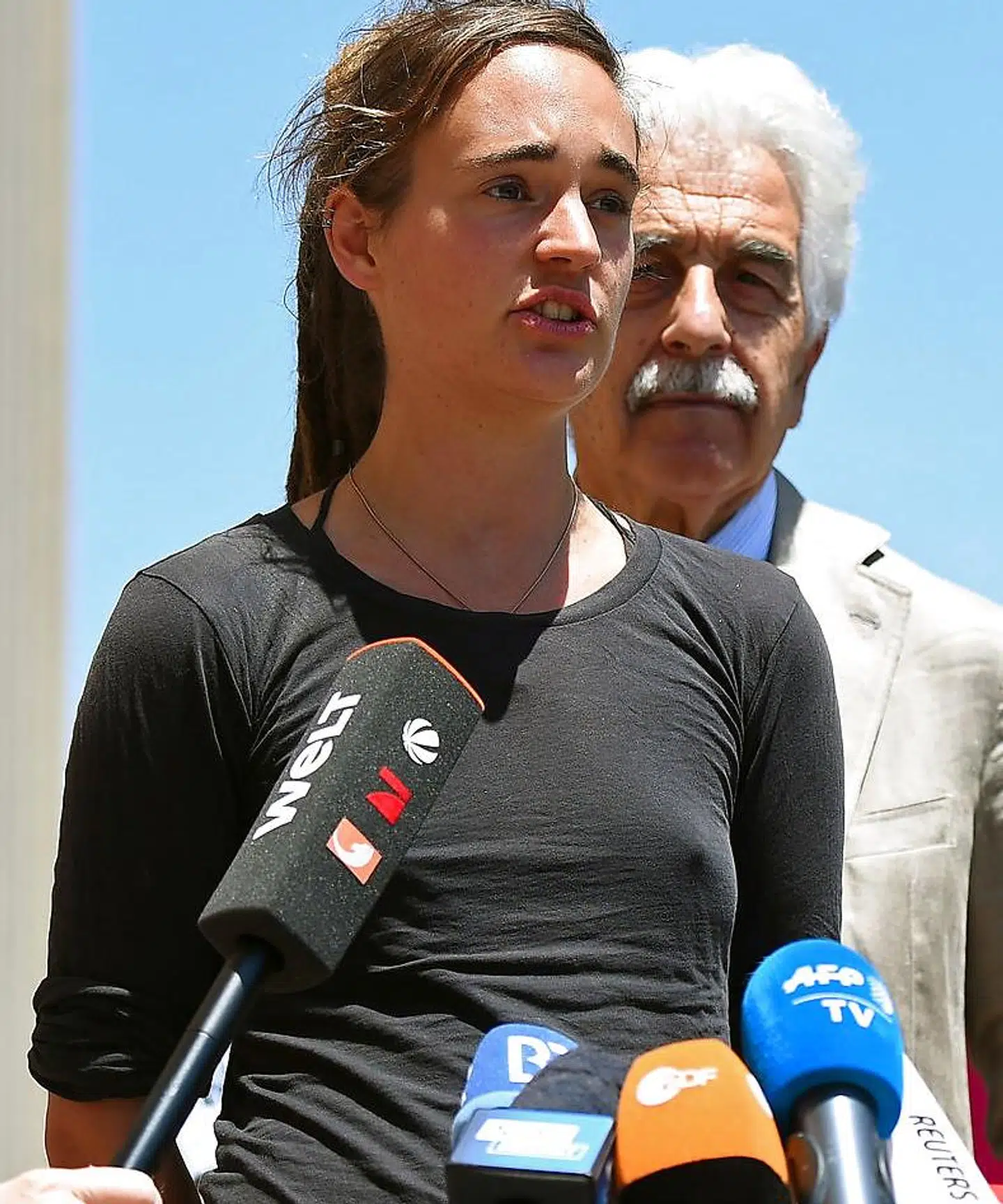 Kaptajnen Carola Rackete svarer spørgsmål til de fremmødte journalister til et retsmøde, hvor hun i nogles opfatteles er upassende klædt på, fordi man kan se hendes brystvorter igennem blusen.