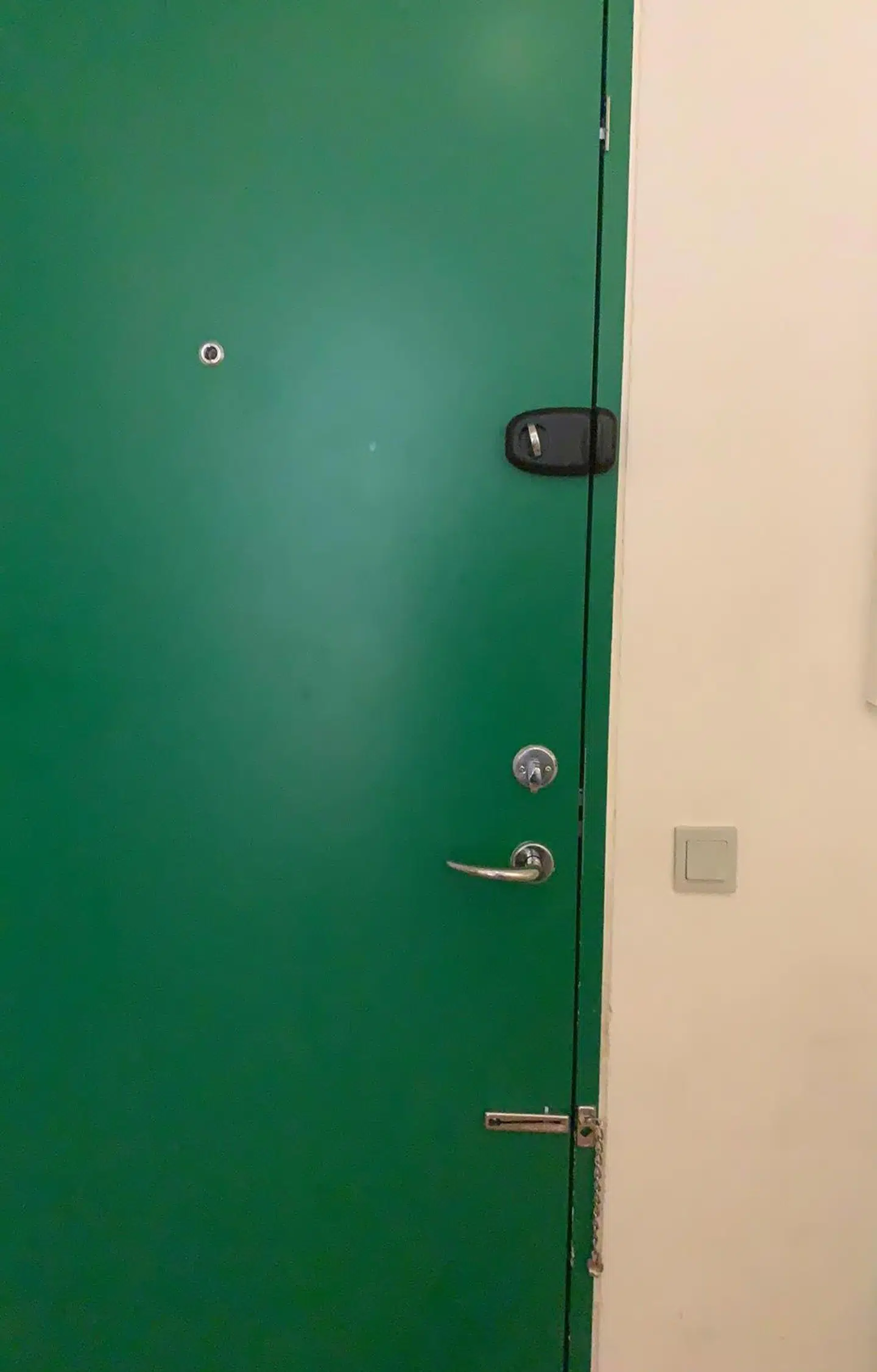 Josefine Sørensen har tre låse på sin dør, fordi hun er bange for indbrud.