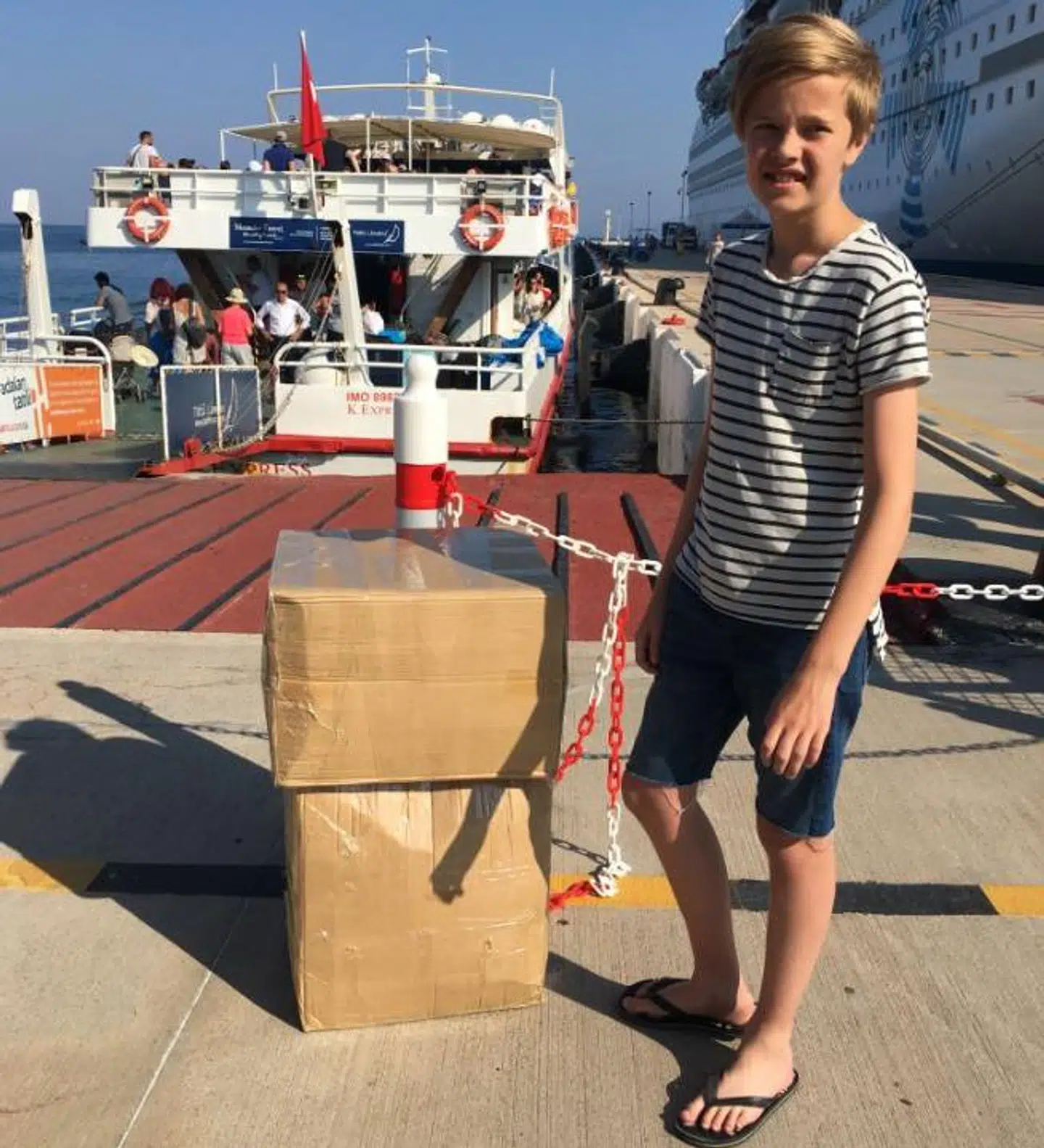 Sophus på 13 år står og venter på at komme ombord på båden til Samos.