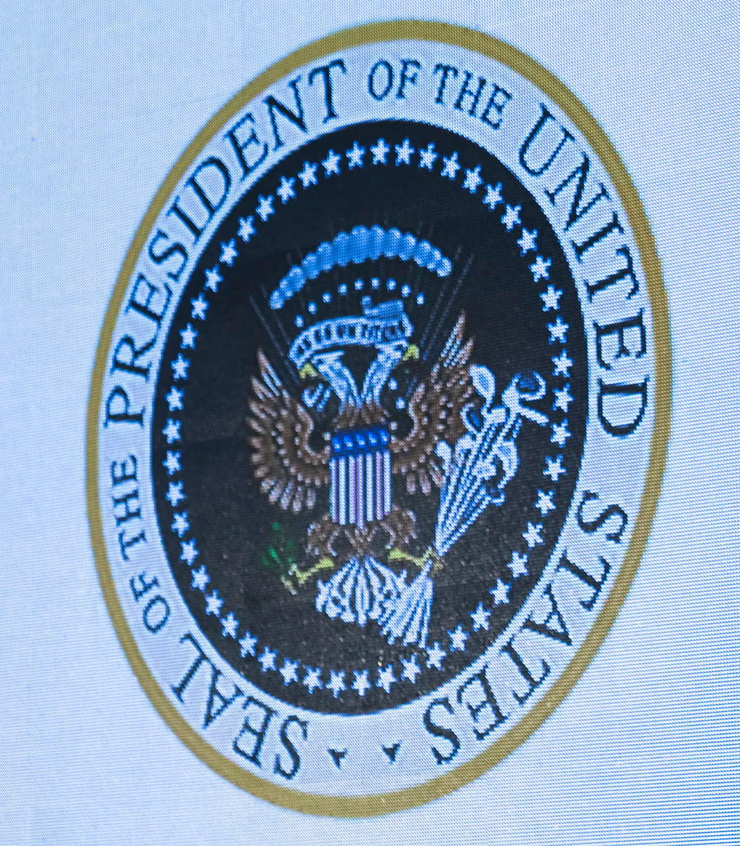 Russisk ørn med to hoveder, golfkøller og en pinlig påskrift. Det præsidentlige segl er ikke helt normalt.