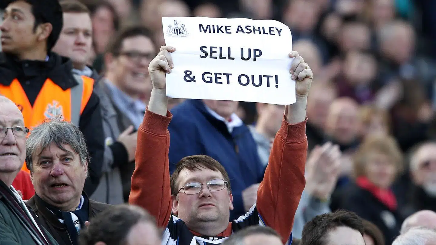 Der er stor utilfredshed med Newcastles ejer, Mike Ashley, der beskyldes for at drive klubben for profit og ikke for passion.