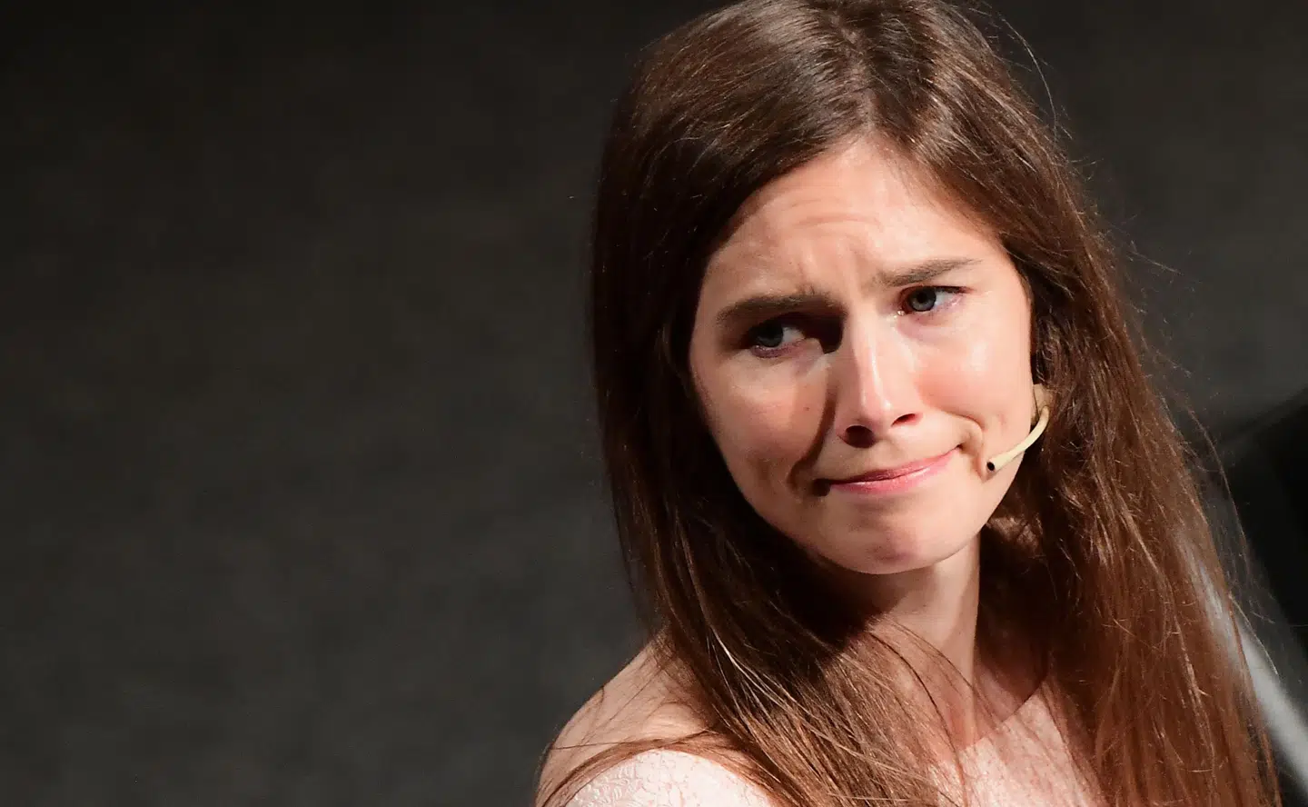 Amanda Knox virker ikke rystet over kritikken af hendes hjemmeside, hvor hun beder om økonomisk hjælp til sit bryllup.