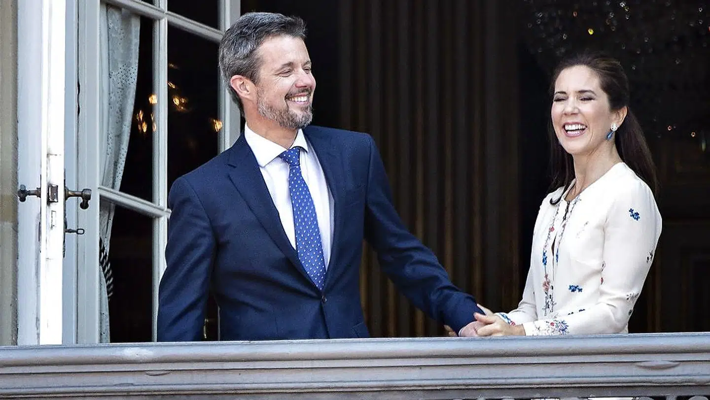 Kronprins Frederik takker for hyldesten sammen med Kronprinsesse Mary fra balkonen på Amalienborg Slot i anledning af kronprinsens 50 års fødselsdag i 2018.