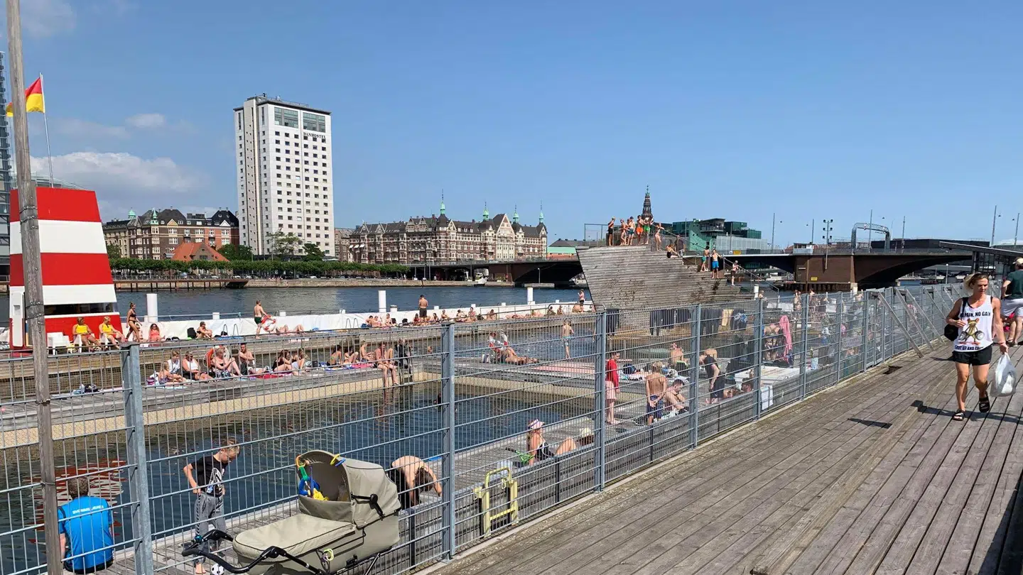 Også ved Islands Brygge i København har mange fundet badetøjet og solcremen frem. Foto: Amanda Mortensen.