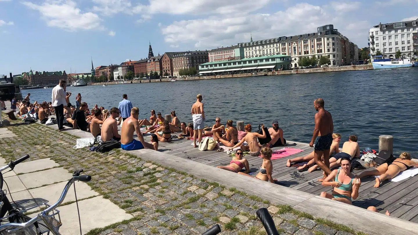 Ved Inderhavnsbroen i København var der også masser af solhungrende danskere til stede. Foto: Louise Petring.