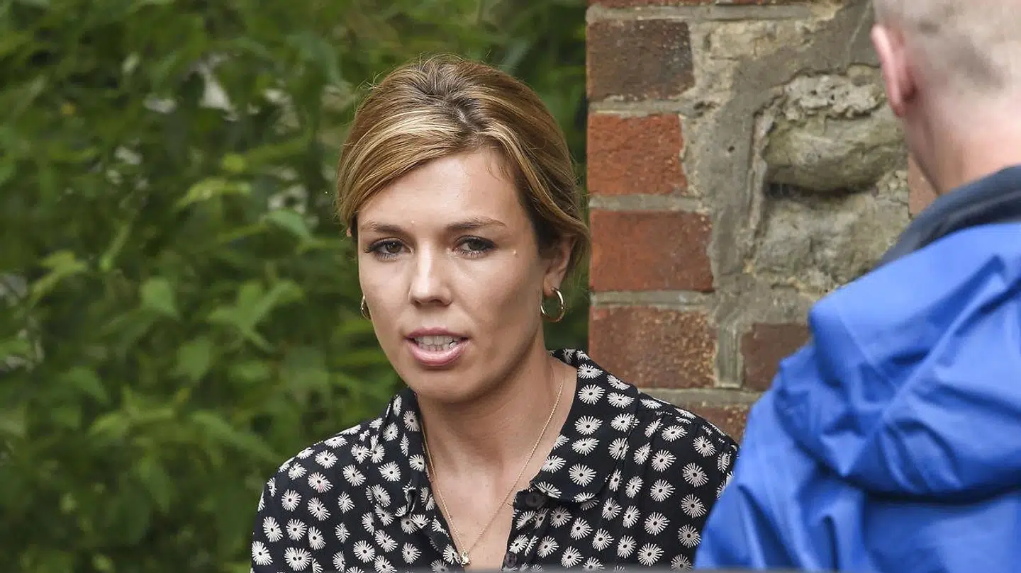 Carrie Symonds ses her forlade Boris Johnsons hus i Oxfordshire. Hun er landets nye førstedame.