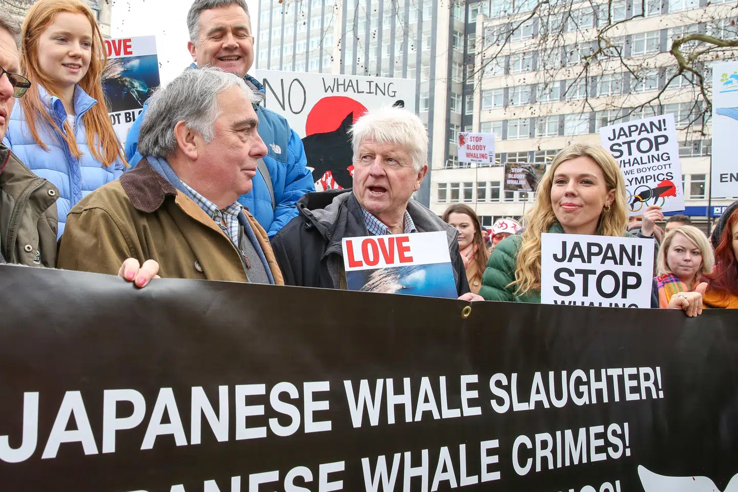 Boris Johnsons kæreste Carrie Symonds under en demonstration mod japansk hvalfangst. Med sig har hun blandt andre svigerfar, Stanley Johnson (i midten).