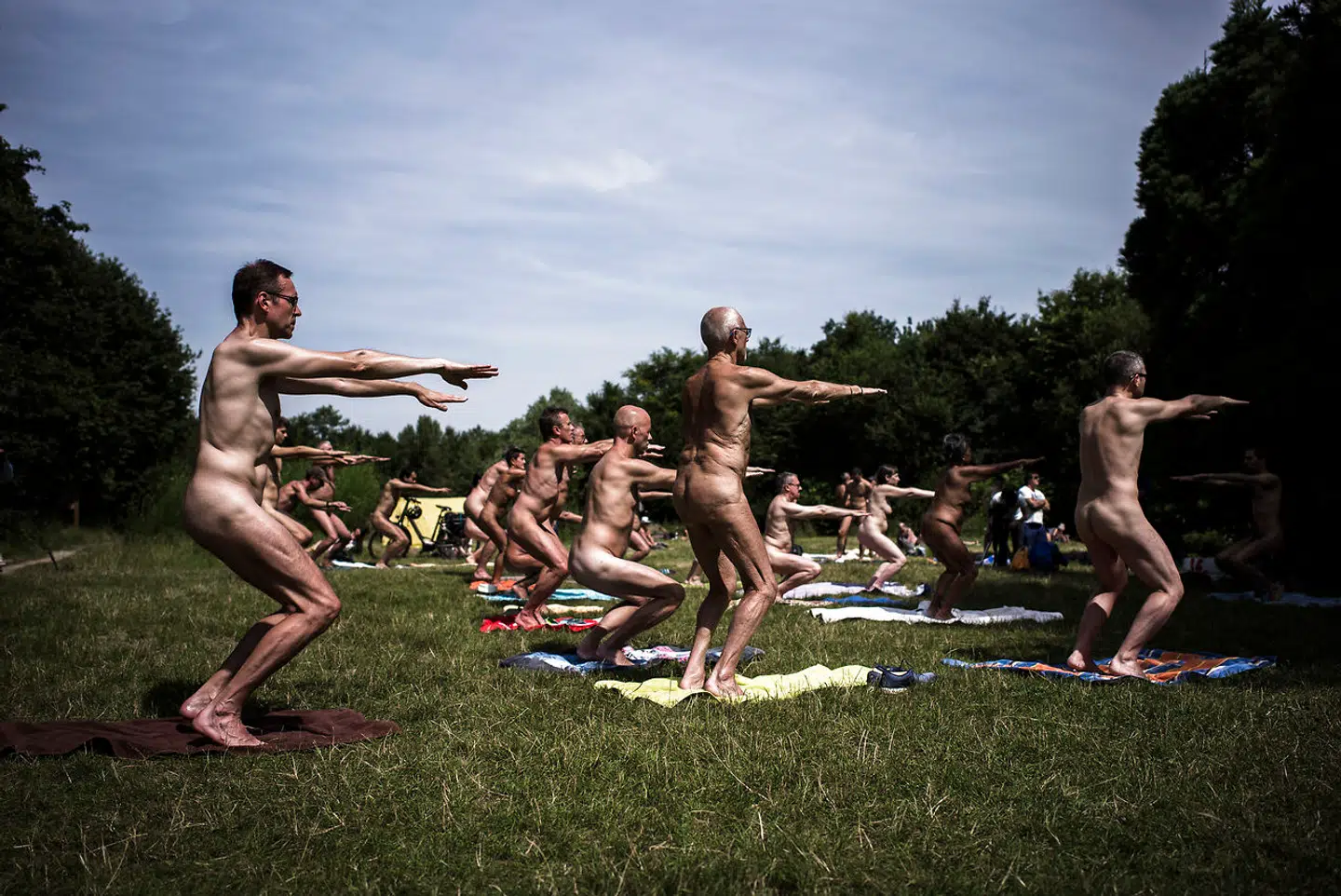 Nudister dyrker Yoga i Bois de Vincennes.