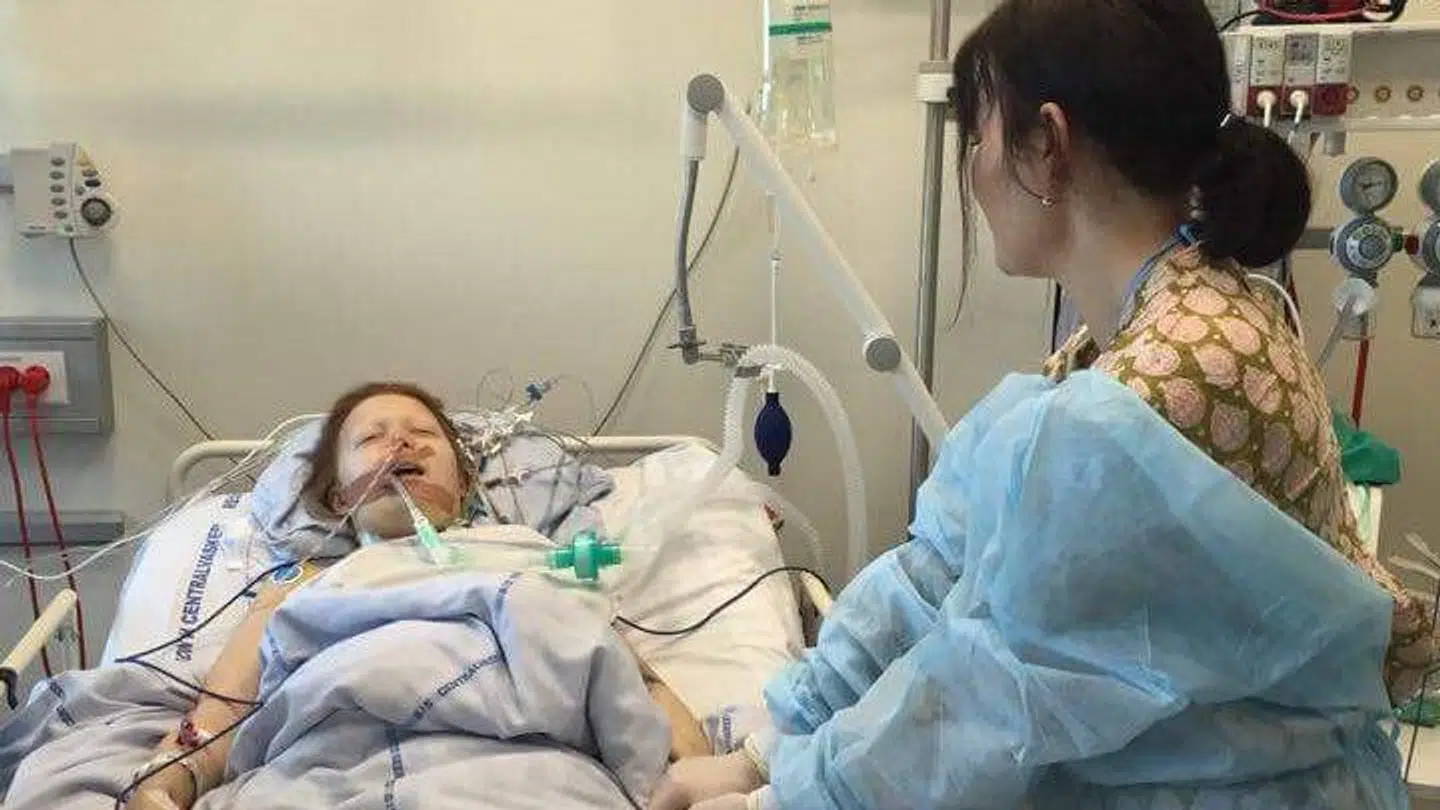 Cecilia på hospitalet sammen med sin mor. Foto: Privat.