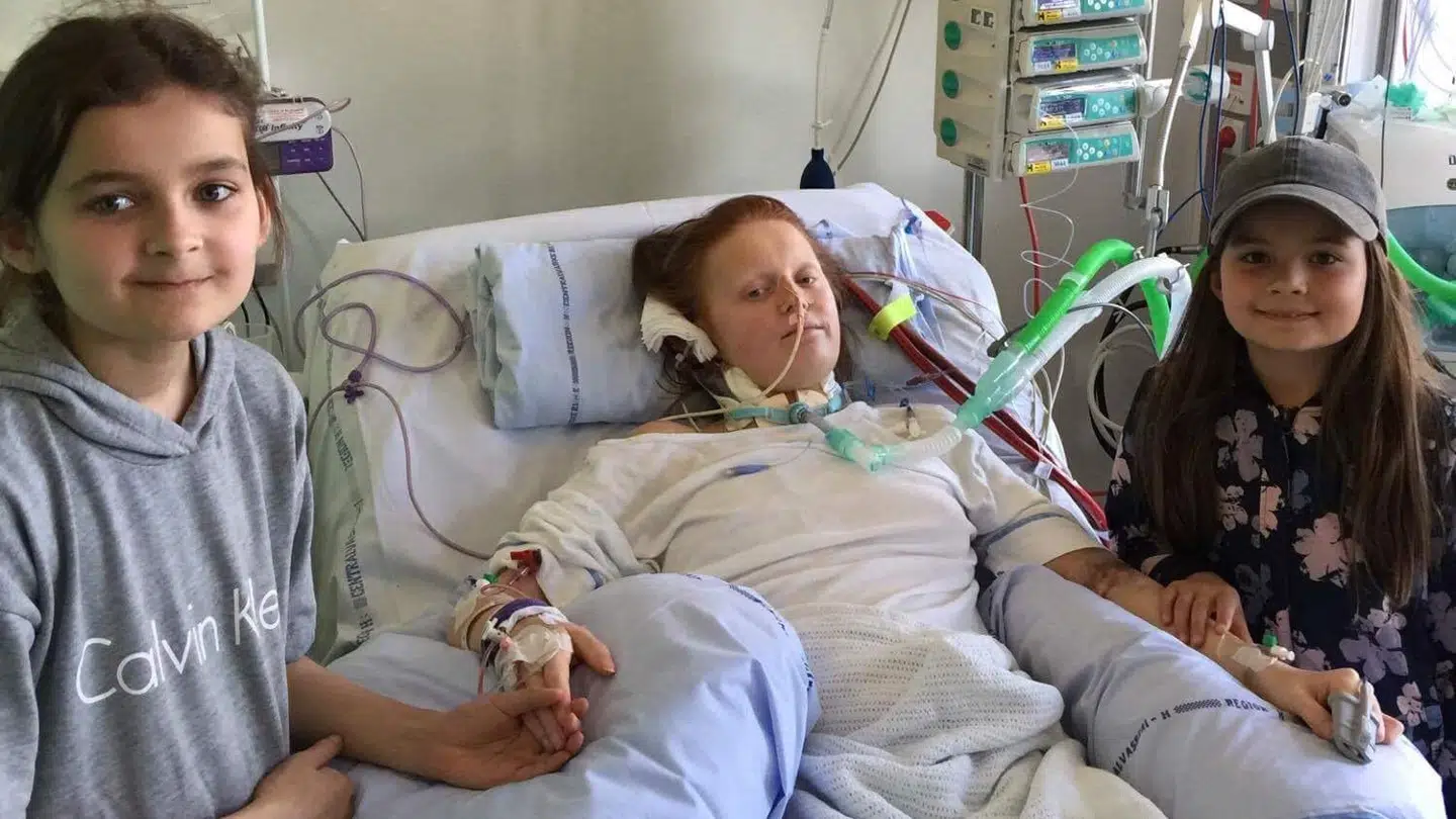 Cecilia i selskab med sine to små søskende på Rigshospitalet i København. Her ligger hun i ECCMO (hjerte-lungemaskinen) Foto: Privat.