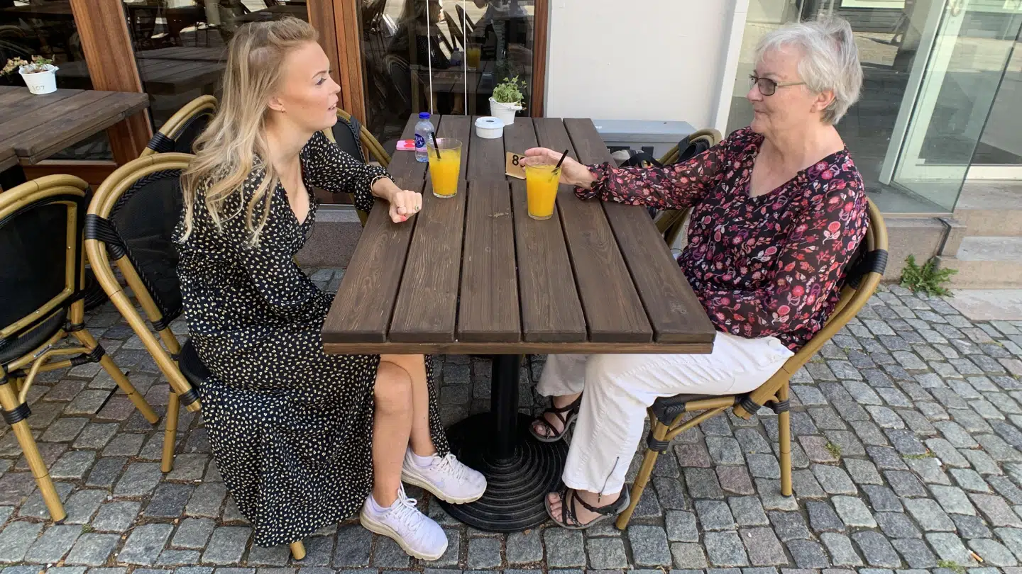Cecilia er tæt knyttet til sin mormor, som har støttet hende undervejs i sygdomsforløbet. Foto: Camilla Bøgeholt Lund.
