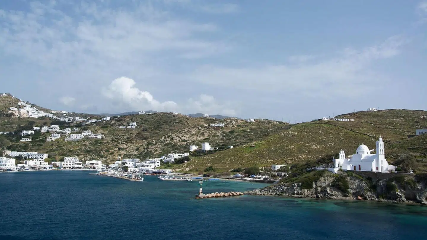 En norsk teenager er blevet anholdt og sigtet for drabsforsøg på en studiekammerat under en rejse til Ios i Grækenland.