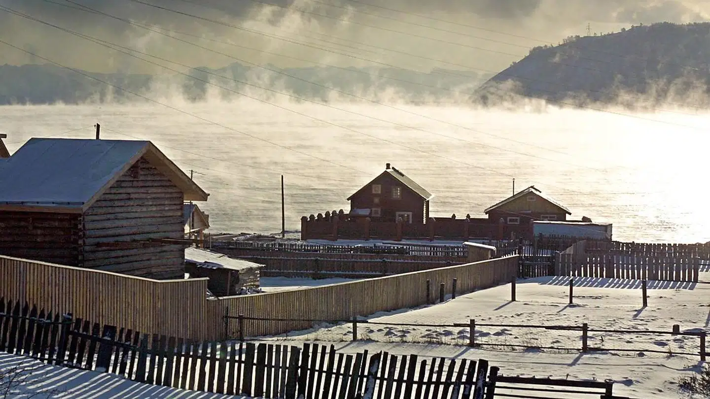 Bajkalsøen, som ses i baggrunden af billedet, er jordens ældste og vurderes til at være 25 millioner år gammel. Det er ligeledes den sø i verden, der har den største volume.