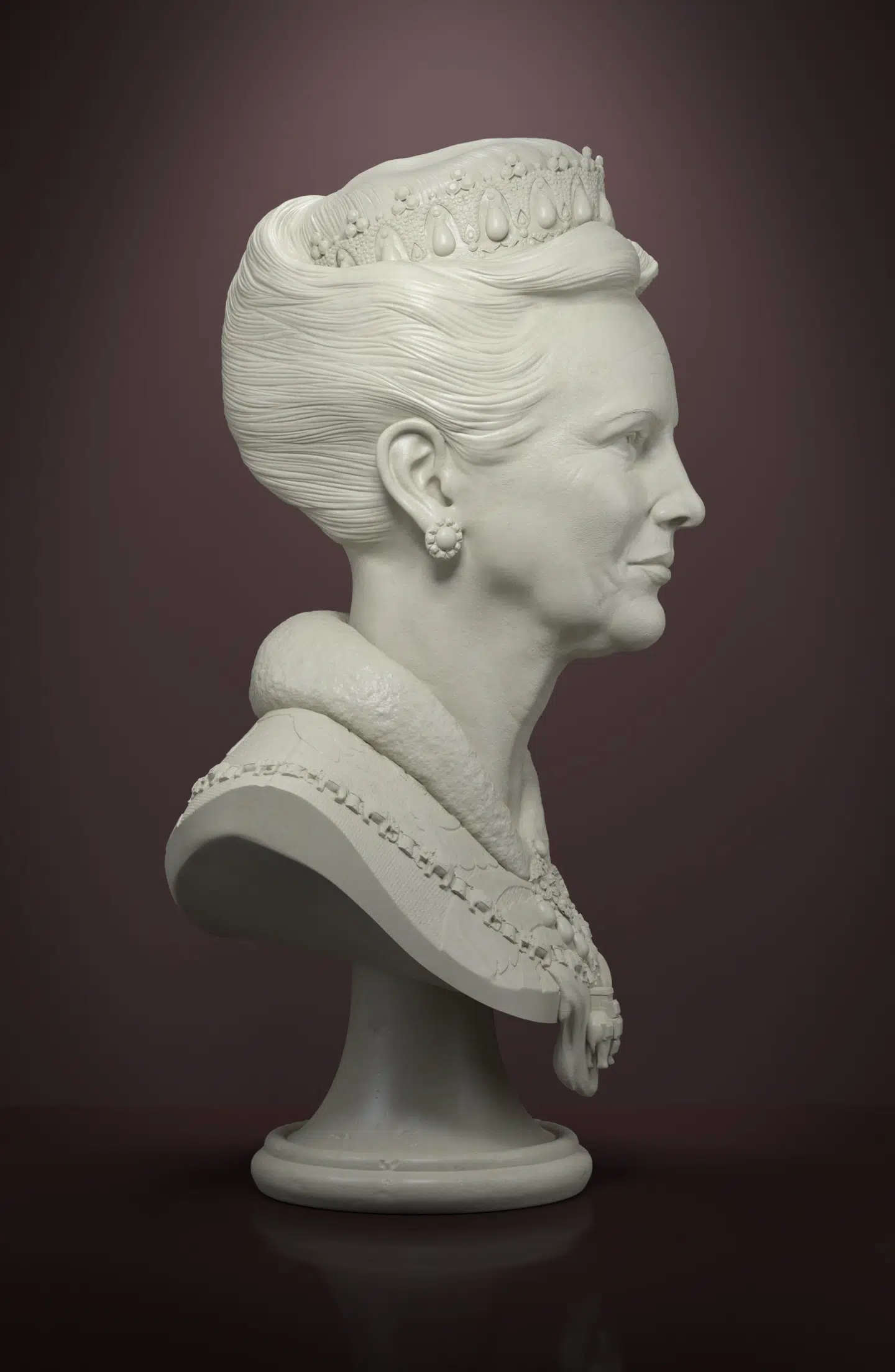 Busten af dronning Margrethe set fra siden.