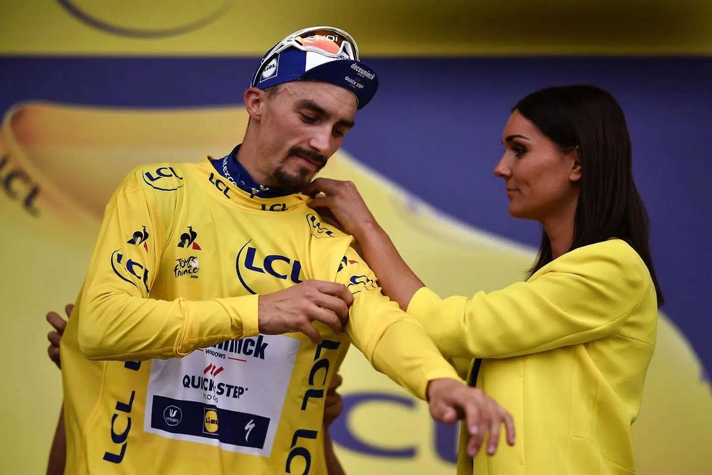 Den franske klassikerrytter går ind i Tour de Frances tredje uge med den gule trøje og et forspring på halvandet minut, og rivalerne får stadig færre etaper til at vinde den tabte tid tilbage.