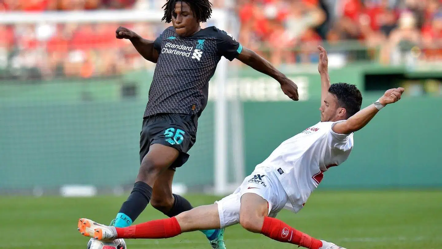 Yasser Larouci kunne ikke selv rejse sig efter tacklingen.