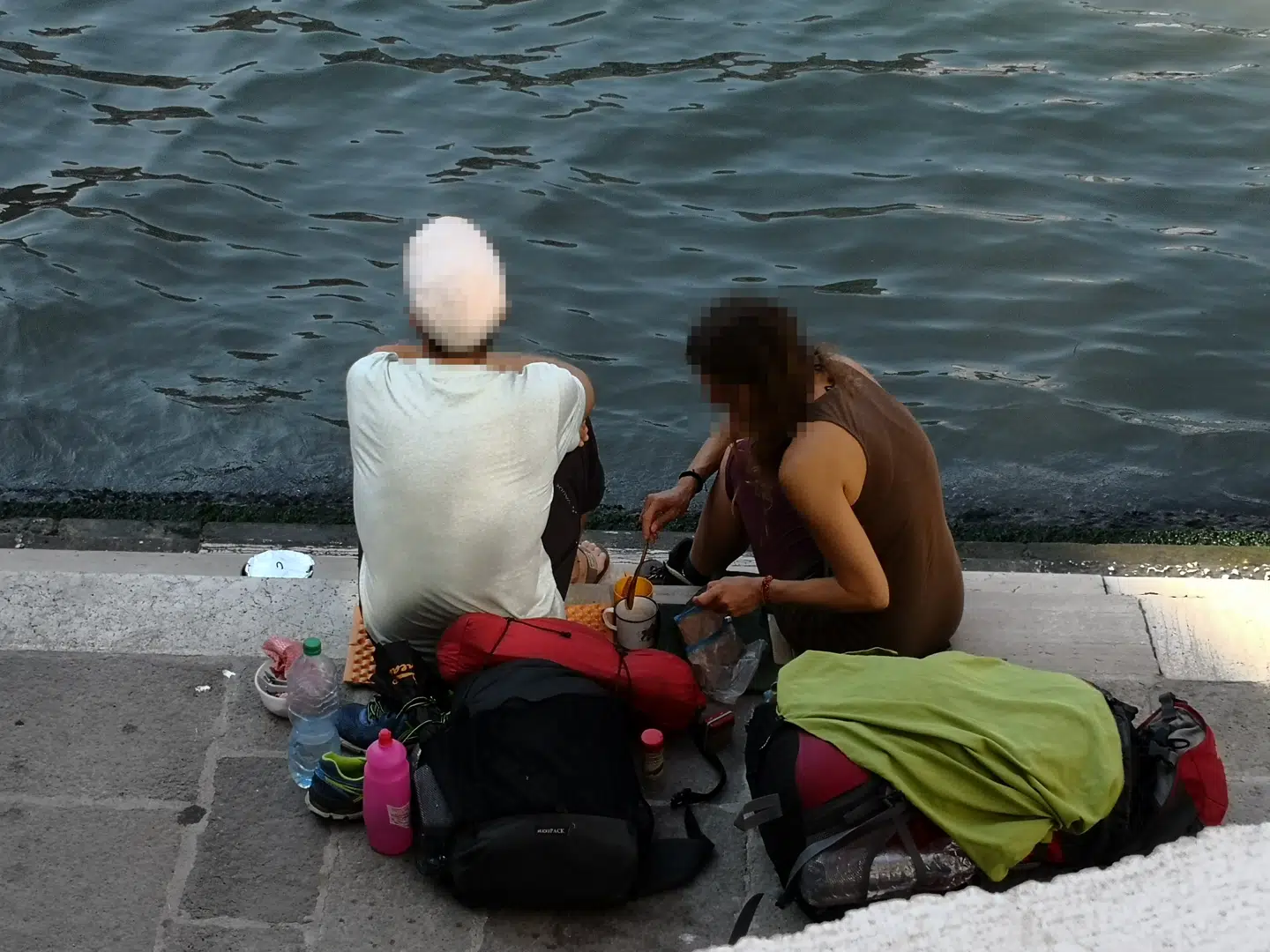 Her ses de to turister.