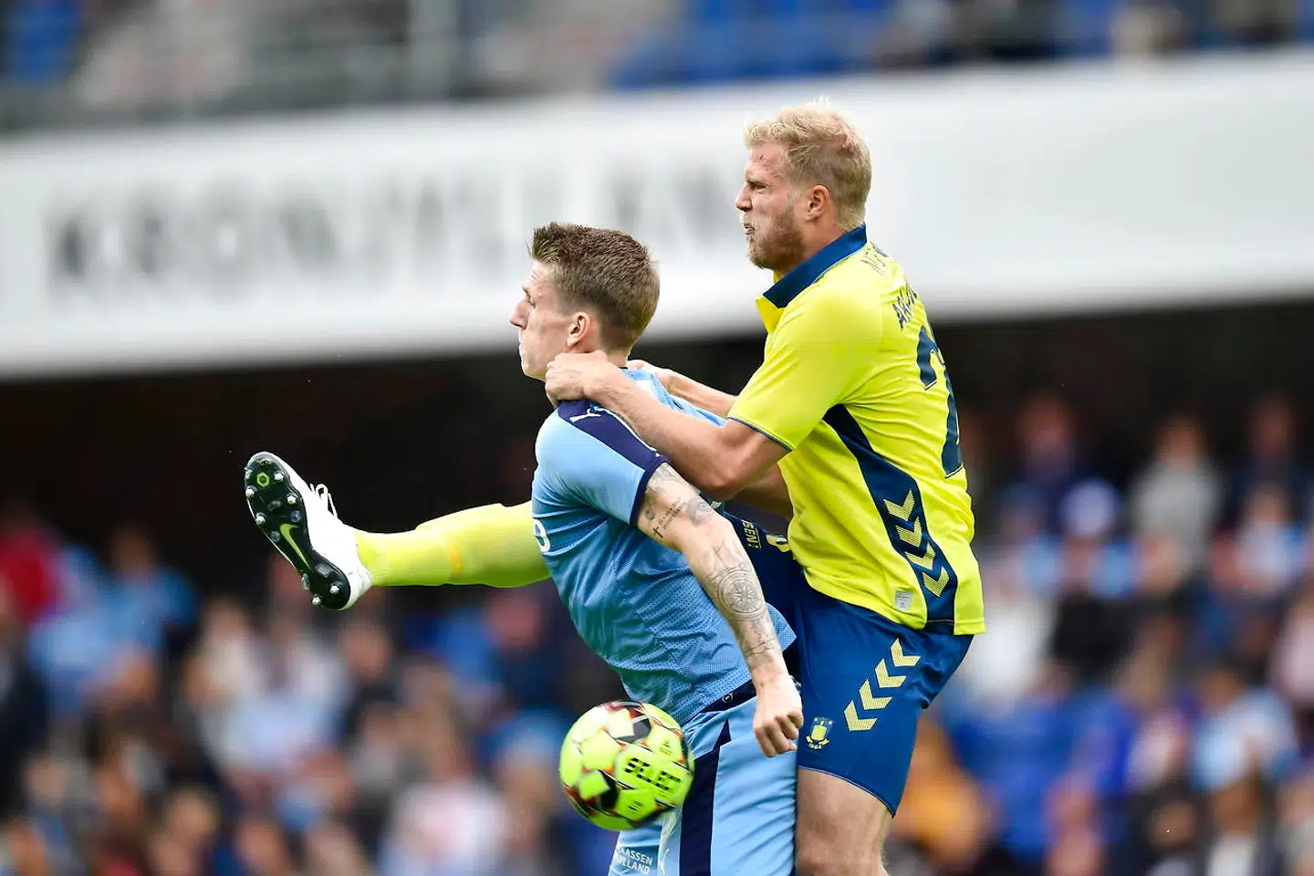 Emil Riis og Paulus Arajuuri i duel på banen. Efter kampen var de heller ikke helt enige.