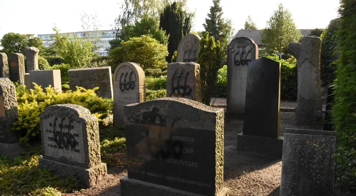 Her kan du se hærværket mod gravsten på Hadsund Kirkegård i Nordjylland.