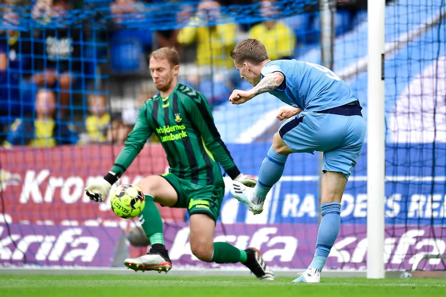 Emil Riis scorer til 1-0.