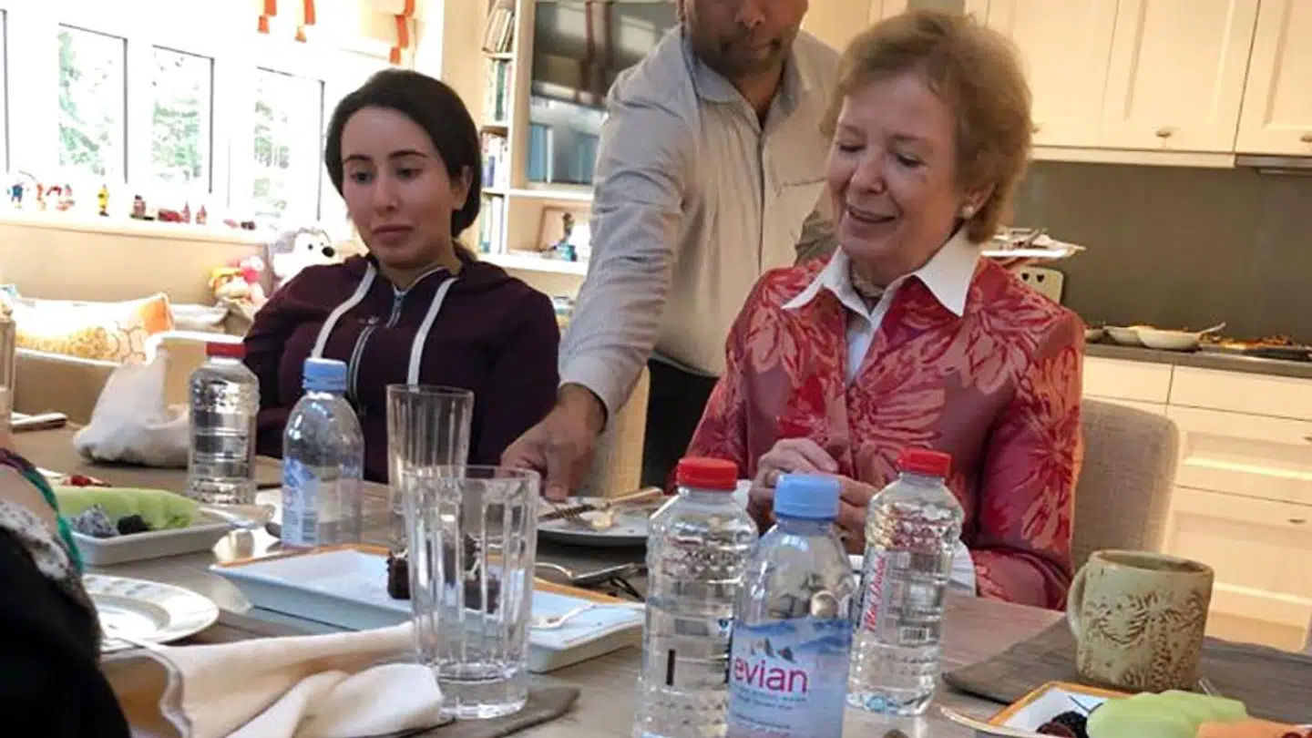 Det udleverede billede af prinsesse Latifa sammen med den tidligere irske minister og FN-kommisær Mary Robinson er det eneste, offentligheden har set til hende, siden hun blev pågrebet under sin flugt fra sheikdømmet.