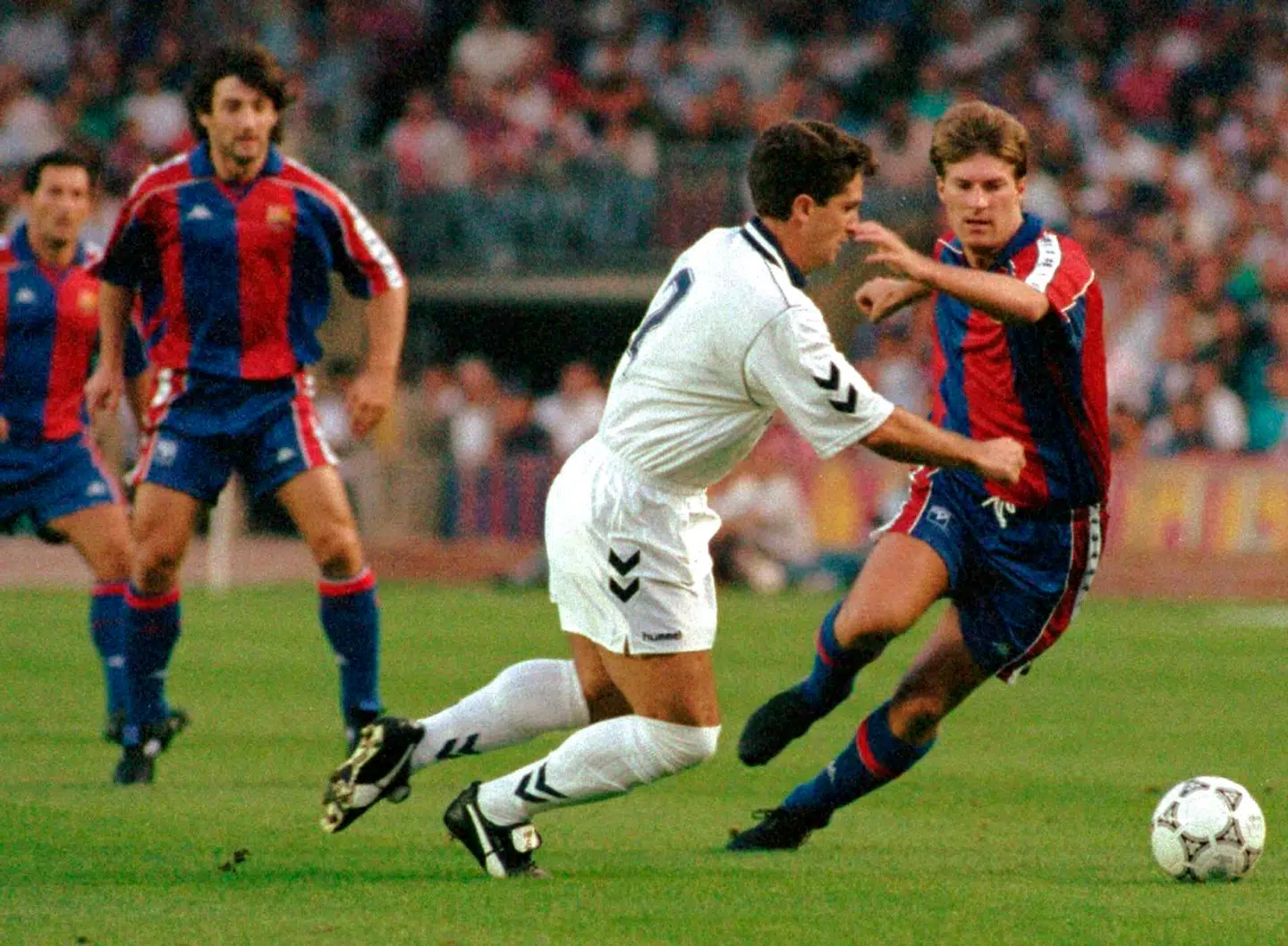 Michael Laudrup (th) i aktion for Barcelona mod Real Madrid i 1992. To år senere skiftede han til netop Real Madrid.