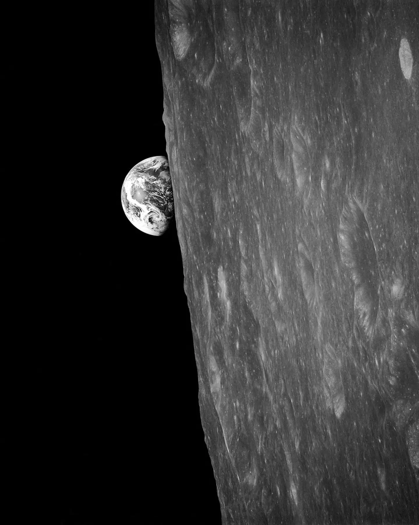 Jorden står op over Månen. Det legendariske billede blev taget af astronauter om bord på Apollo 8-missionen den 24. december 1968. Det er det første billede nogensinde af Jorden taget af et menneske i kredsløb om Månen. Foto: (NASA)