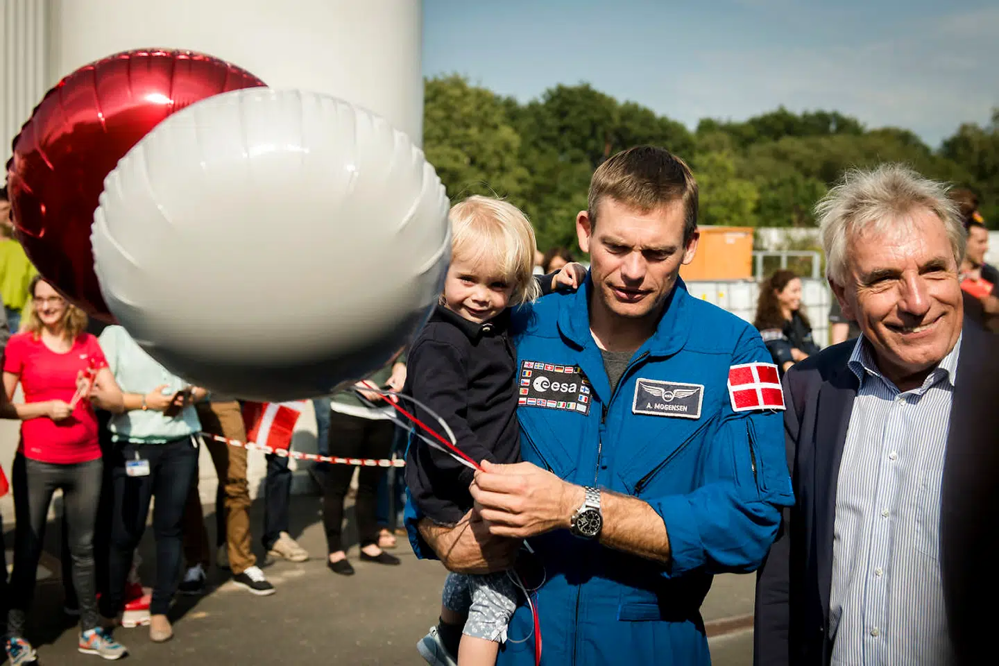 ESA-astronaut Andreas Mogensen bliver modtaget i Køln, kort efter han er kommet tilbage fra den internationale rumstation ISS. Andreas' kone, Cecilie, og datteren Emily på to år venter spændt. Lørdag den 12. september