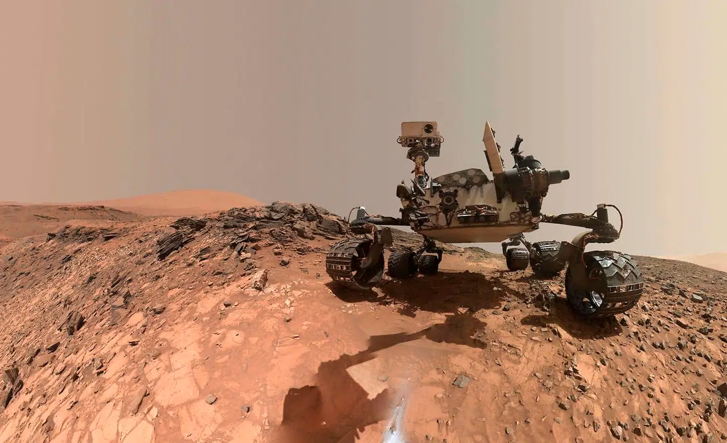 Der har endnu ikke været mennesker på Mars, men Nasa har landet Curiosity Mars-køretøjet på den røde planet. Her indsamler den prøver og sender data tilbage til Jorden. I 2018 frigav Nasa denne 'selfie', som roveren tog med sin robotarm (som siden er redigeret væk i billedbehandlingen). Foto: AFP PHOTO / NASA