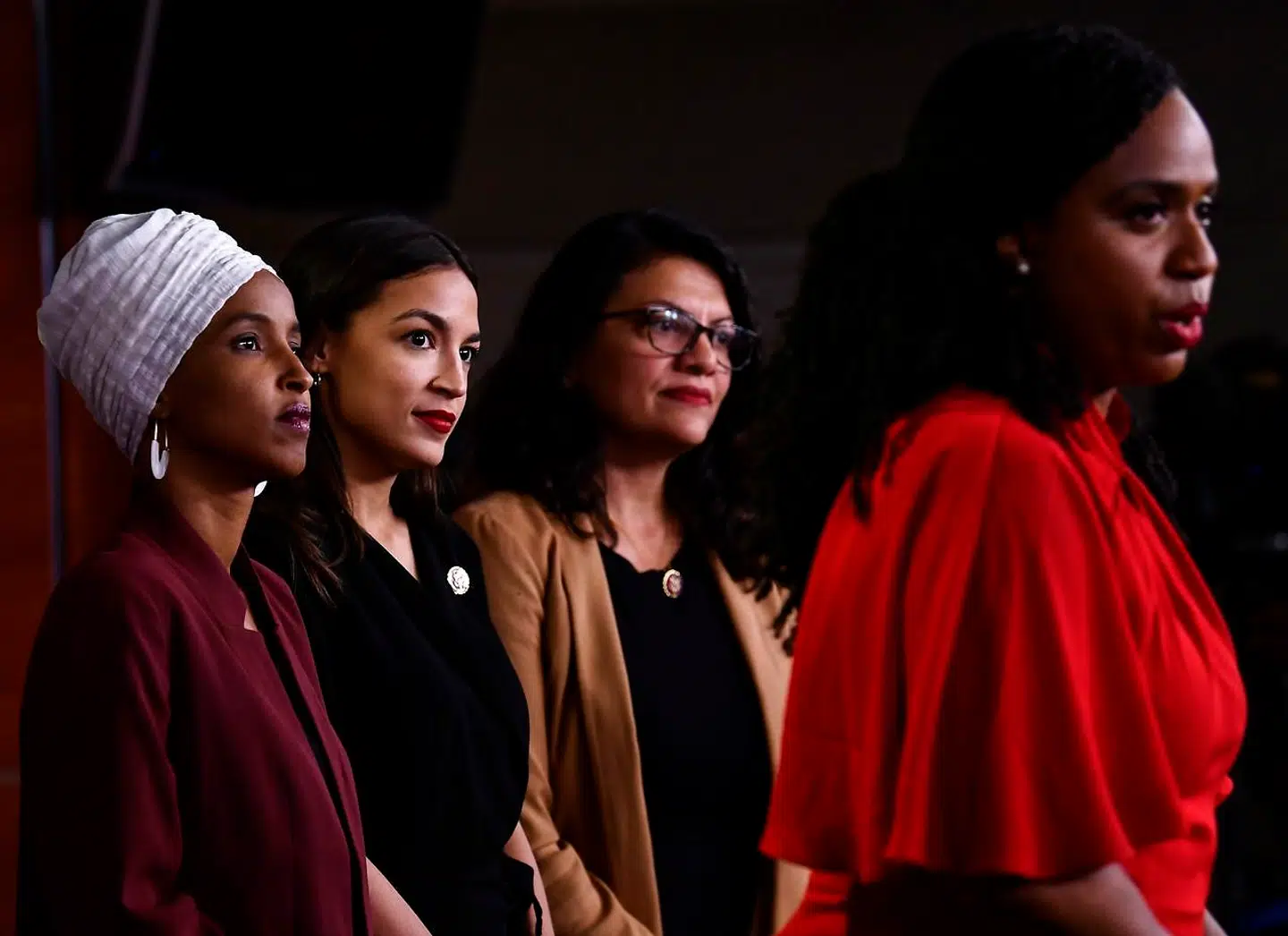 Donald Trumps nye syndebukke: Ilhan Omar, Alexandria Ocasio-Cortez, Rashida Tlaib og Ayanna Pressley. 'Hvis de i den grad hader USA. Og det tror jeg, de gør, så kan de bare rejse hjem,« siger USAs præsident Donald Trump. Tre af de fire kvinder er født og opvokset i USA, alle fire kvinder er amerikanske statsborgere og alle er de folkevalgte medlemmer af den amerikanske krongres.