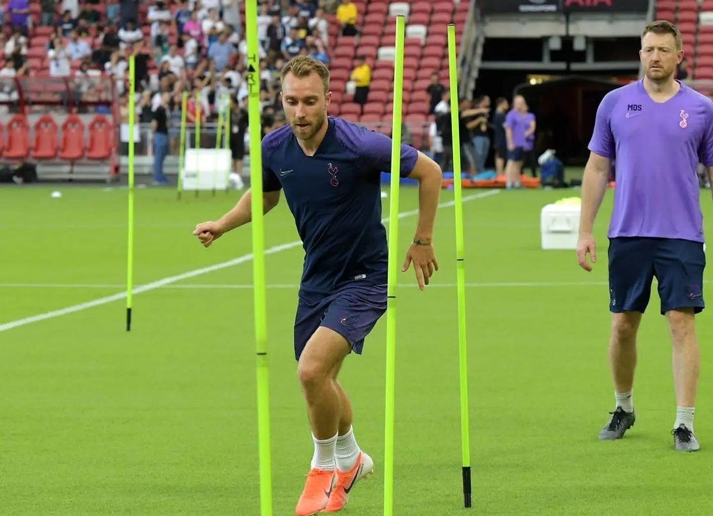 Christian Eriksen træner alene på træningsturen i Singapore.
