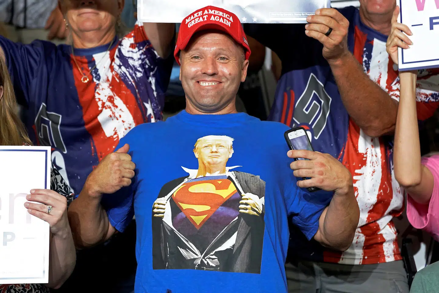 Trump-fan iser stolt sine Trump T-shirt.