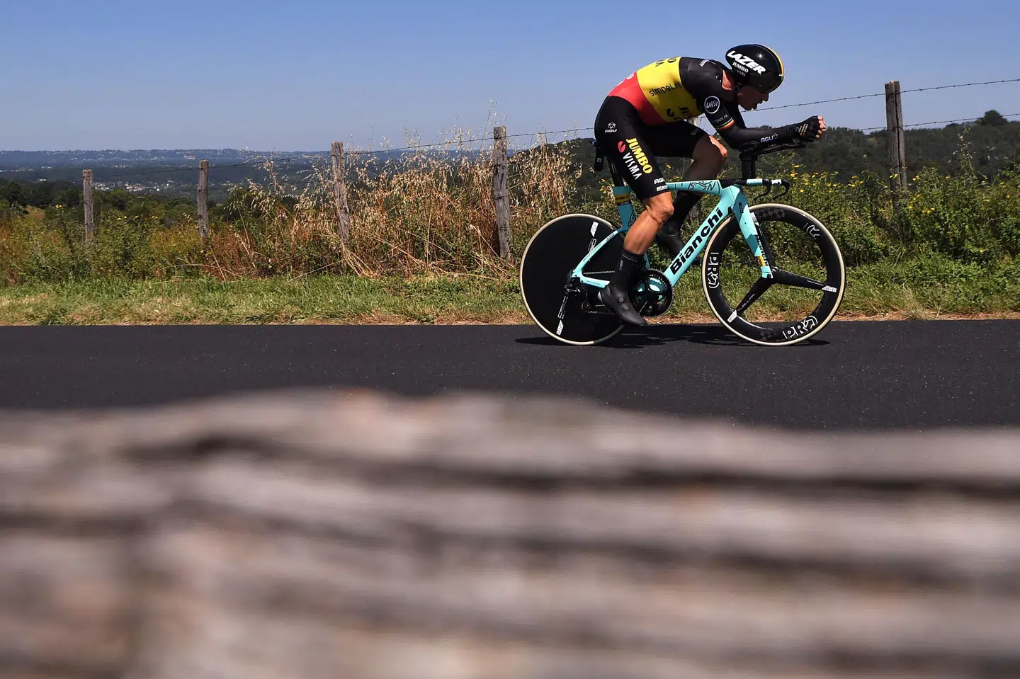 Belgiske Wout van Aert havde høj fart på cyklen på fredagens enkeltstart i Tour de France, inden Jumbo-Visma-rytteren styrtede. Marco Bertorello/Ritzau Scanpix