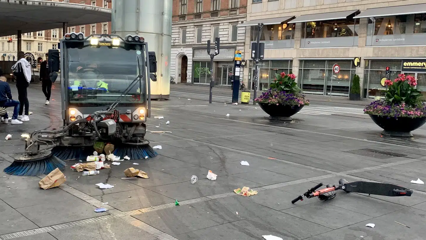 Fejemaskiner må zigzagge mellem efterladte elløbehjul.