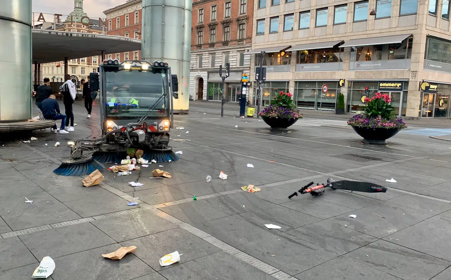 Fejemaskiner må zigzagge mellem efterladte elløbehjul.