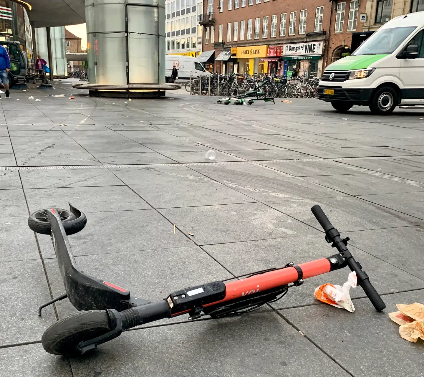 Kan du spotte de tre efterladte elløbehjul? Billedet er taget fredag morgen klokken 6 på Nørreport Station.