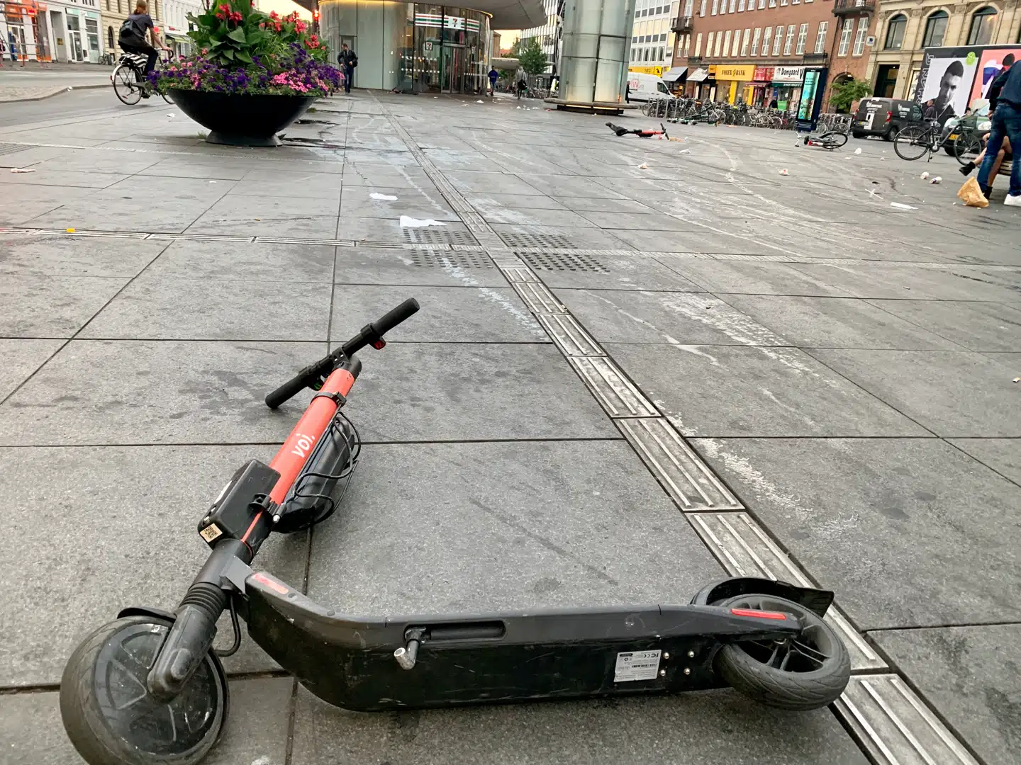 Endnu et elløbehjul efterladt på Nørreport til stor gene for kommunalarbejderen, der fejer og samler skrald.