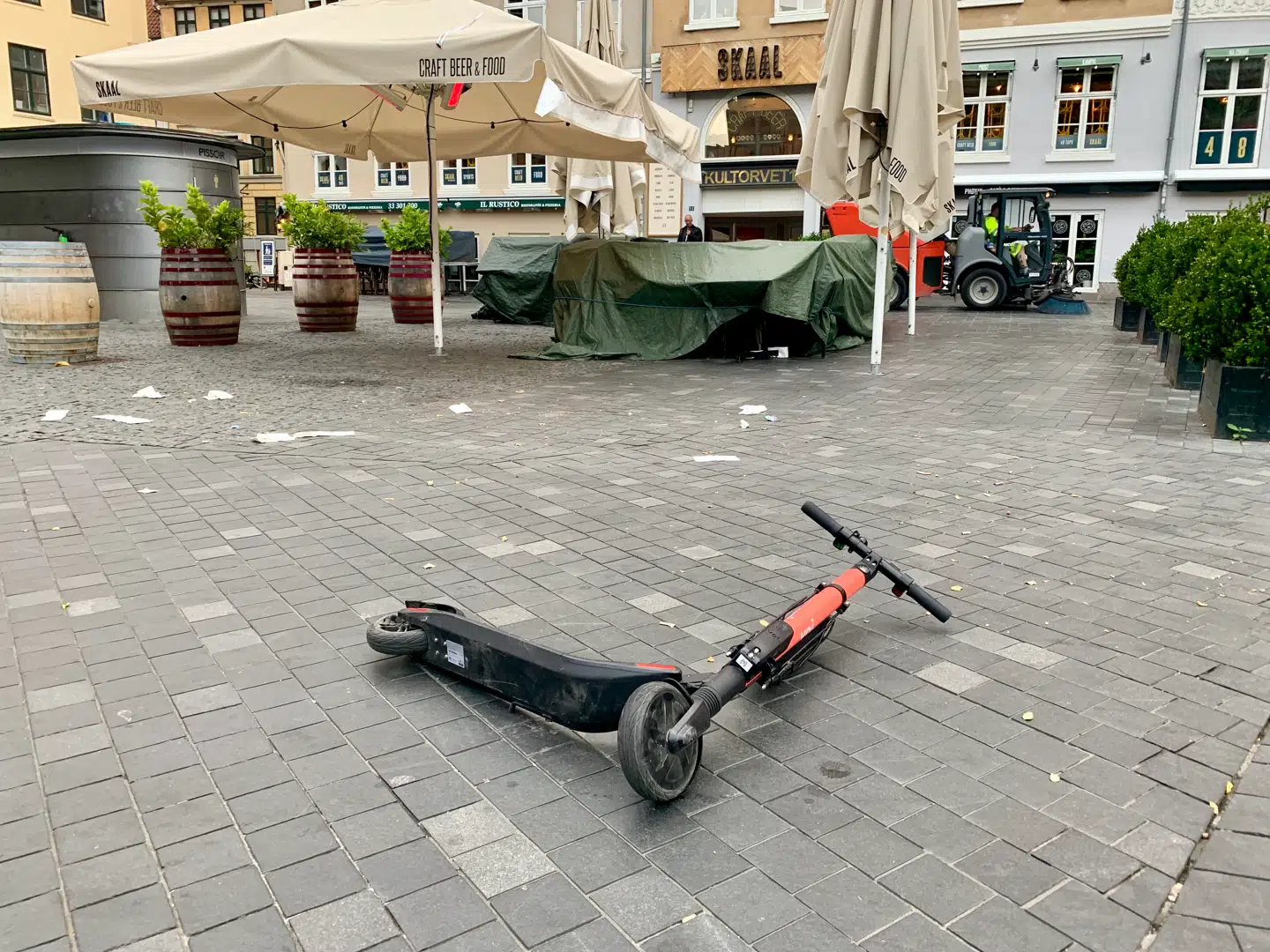 Løbehjul efterladt midt på kultorvet. Fredag morgen klokken 6.