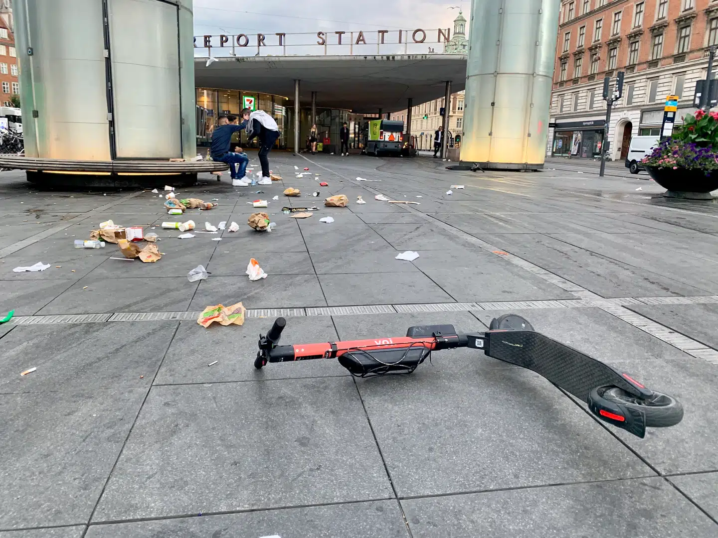 Kommunalarbejderne kæmper nu både med skrald og elløbehjul på Nørreport Station.