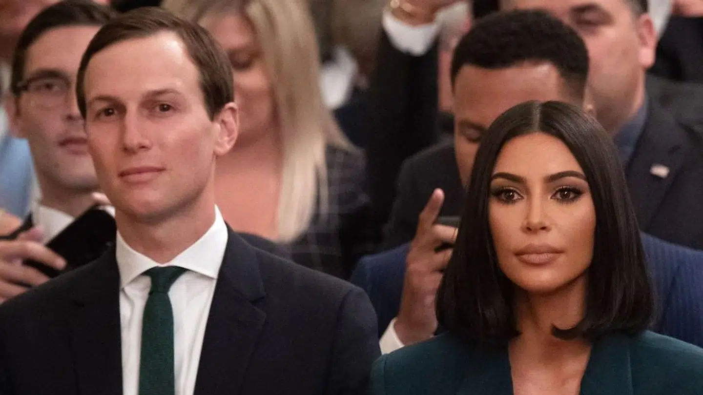 Kim Kardashian er i øjeblikket ved at tage jura-uddannelsen, så hun kan blive advokat. I den forbindelse har hun flere gange givet sit besyv med i Det Hvide Hus. Her ses hun sammen med præsidentens svigersøn Jared Kushner i juni.