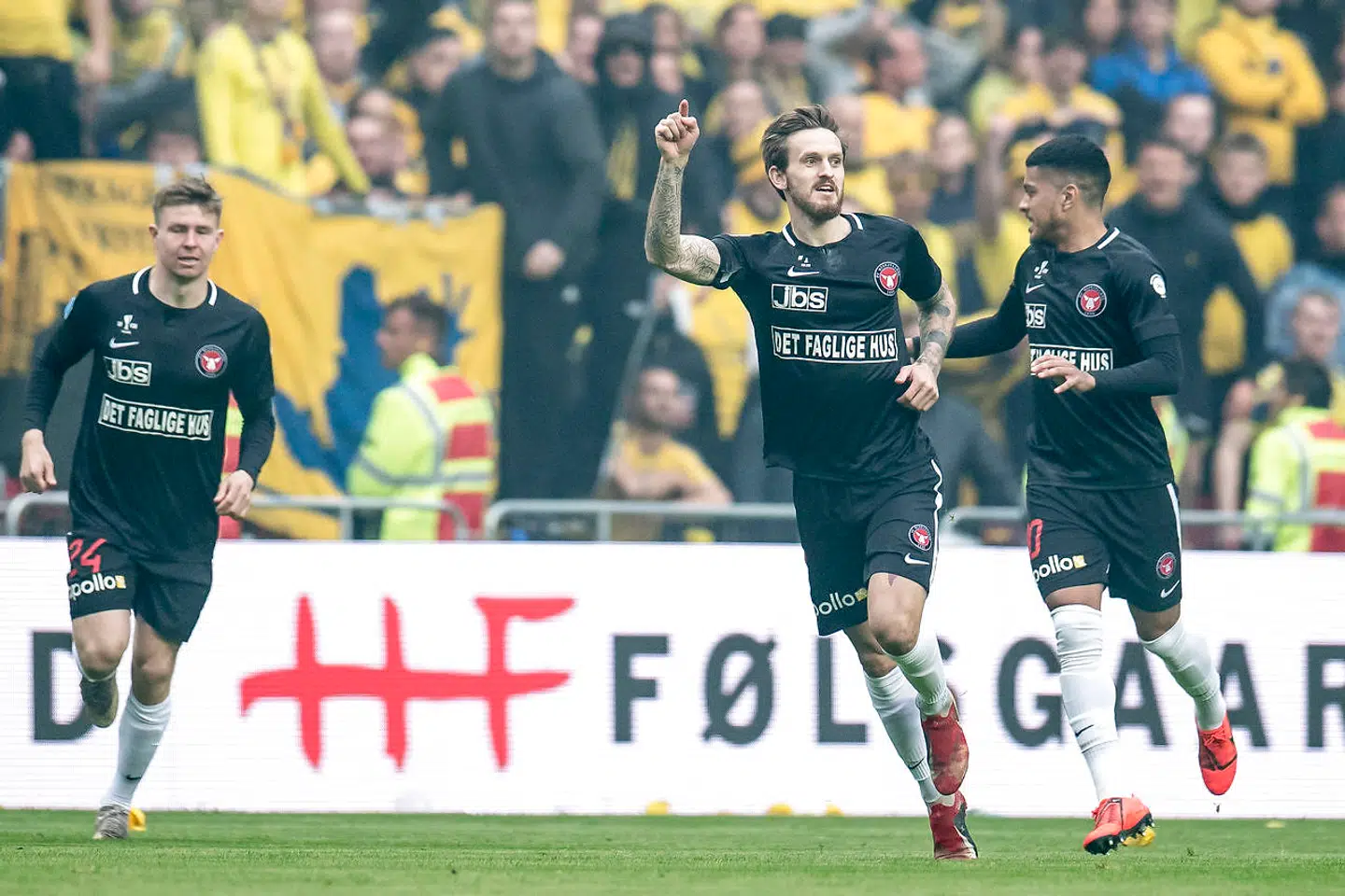 Kian Hansen scorer i pokalfinalen.