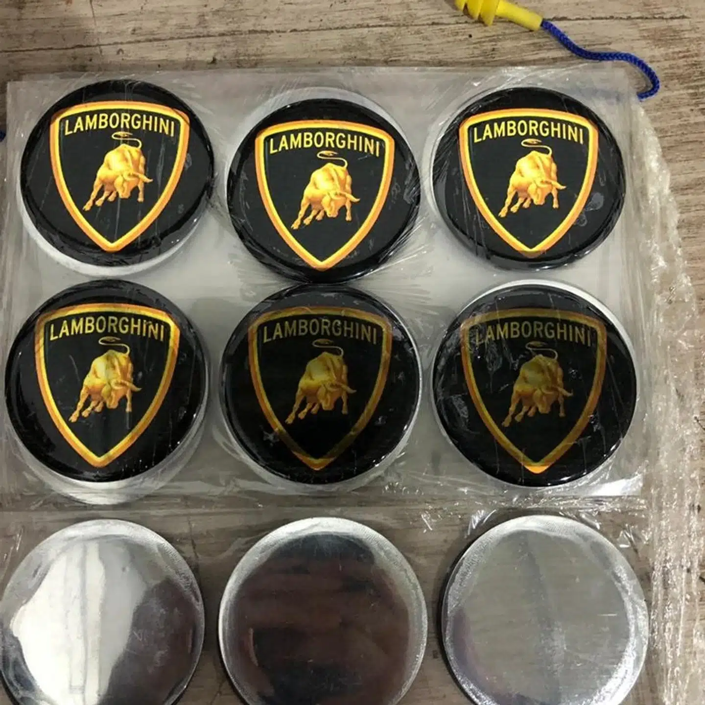 Politiet i Brasilien har også delt dette billede fra fabrikken, der producerede falske luksusbiler.