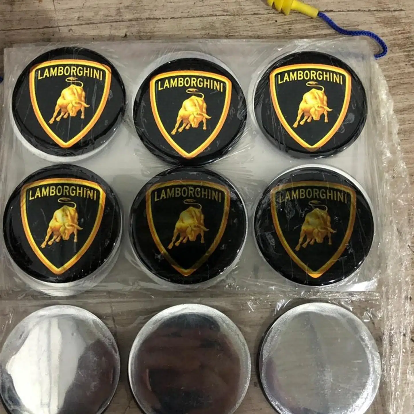 Politiet i Brasilien har også delt dette billede fra fabrikken, der producerede falske luksusbiler.