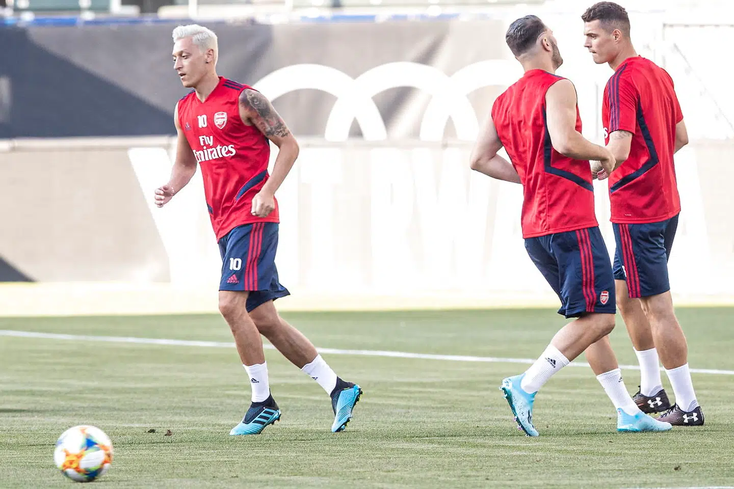 Tirsdag var der pludseligt lyse lokker på Mesut Özils hoved.