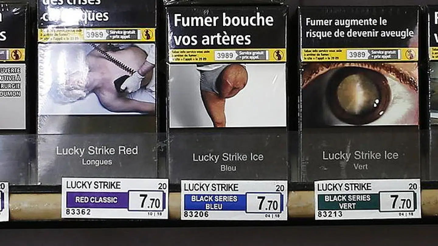 'Rygning forsnævrer dine arterier,' lyder budskabet på den midterste pakke på billedet. Nu hævder en familie, at billedet er af deres fars amputerede ben, som han mistede, da han blev skudt i 1997 i Albanien.