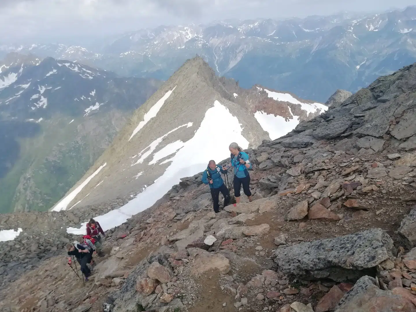 Man behøver ikke flyve til Himalaya for at vandre i bjerge. Her er gruppen på vej op til dagens østrigske alpetop.