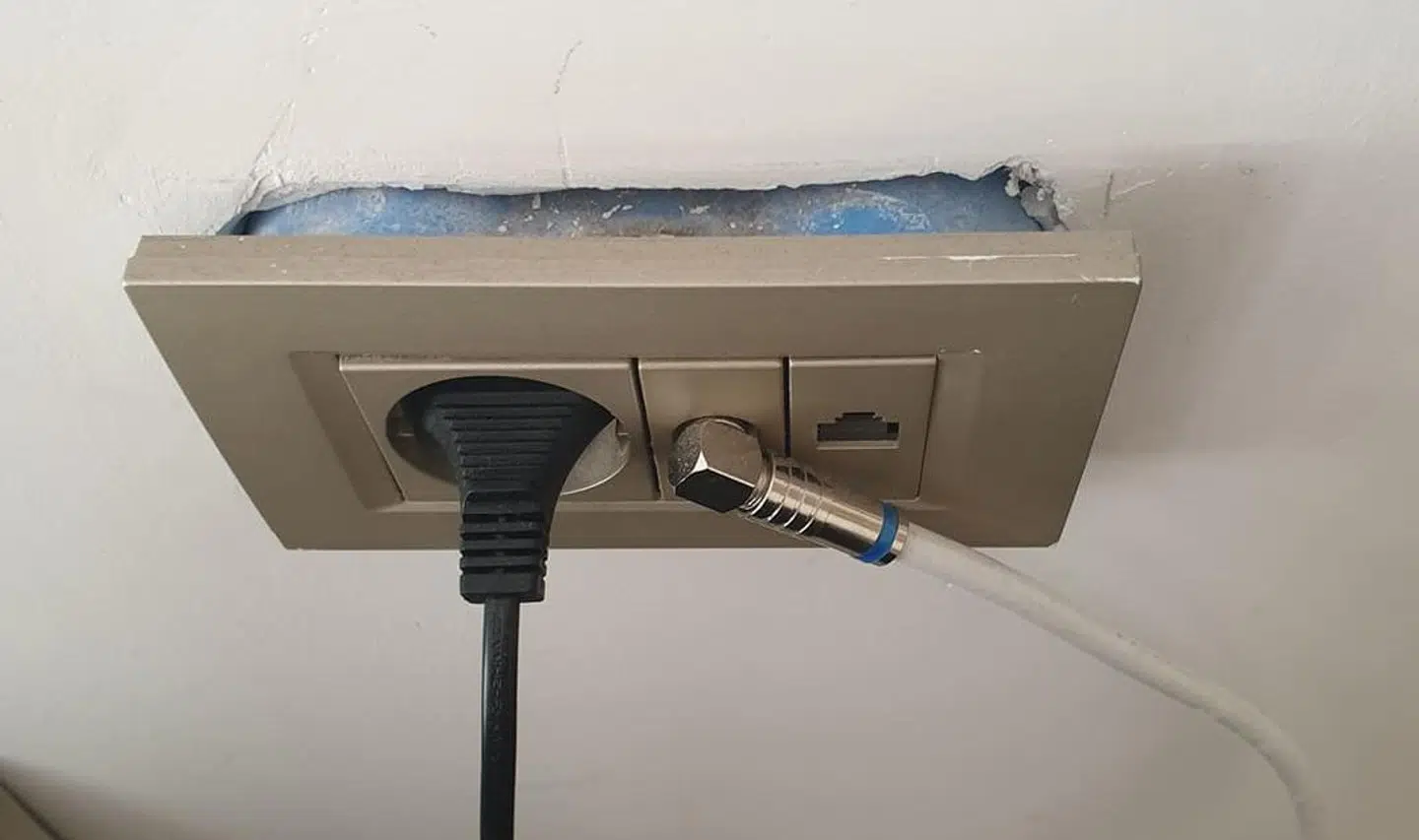 En løs stikkontakt på hotelværelset.