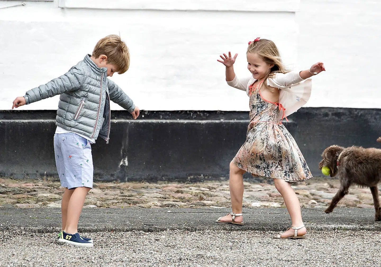 De kongelige børnebørn har altid været klar med et humoristisk indslag under den traditionelle fotografering. Her leger prinsesse Josephine og prins Vincent i 2016.
