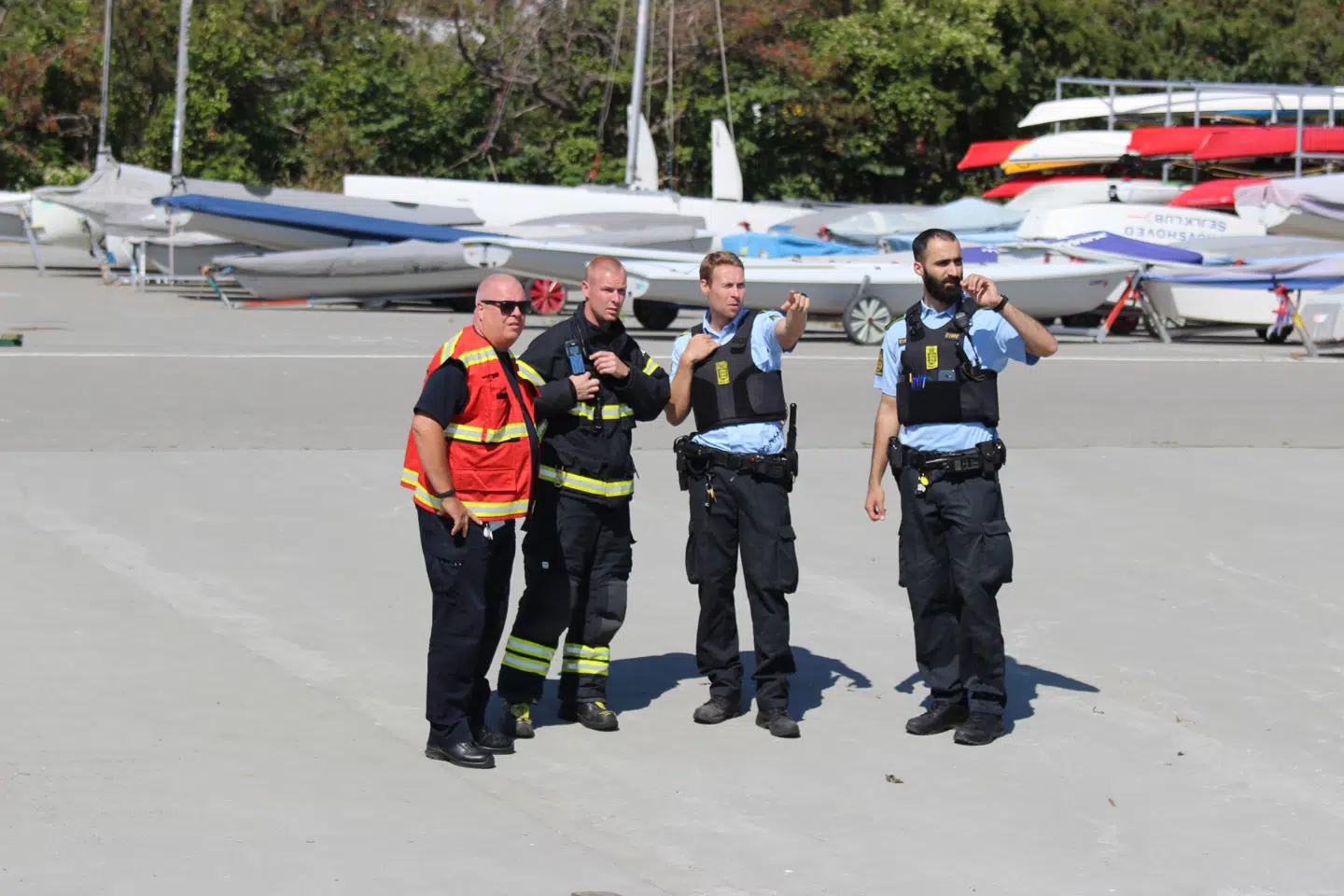 Det tog ikke længe for redningsmandskabet og politiet at fiske den ukendte mand op af vandet.
